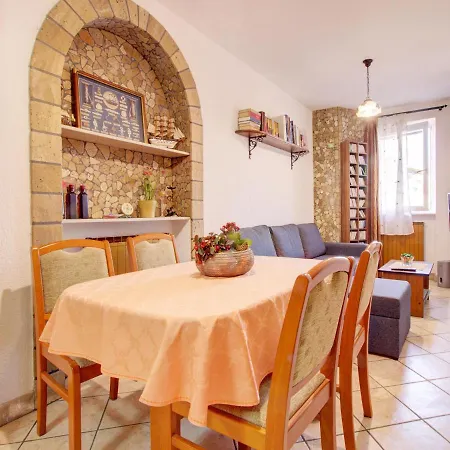 아파트 Air-conditioned In Residential Area, Close To Town Center.