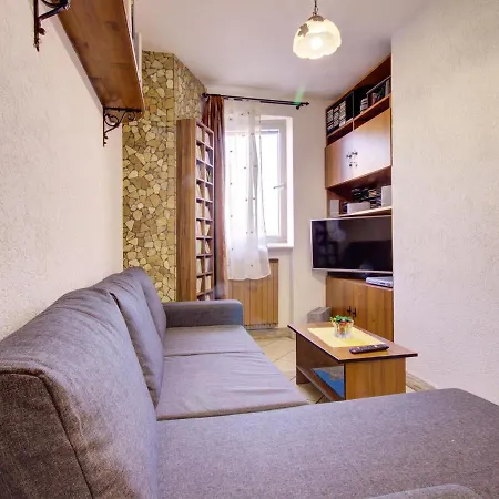 아파트 Air-conditioned In Residential Area, Close To Town Center. *