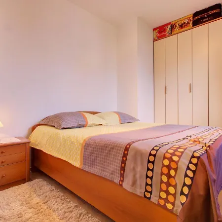 Air-conditioned In Residential Area, Close To Town Center. Appartement